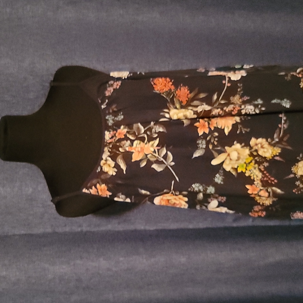 Long deep green floral print maxi with side pockets in small.